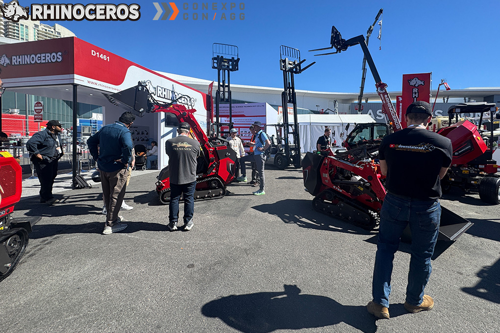 CONEXPO CON AGG 2026 экскаваторлары мен тиегіштері бар мүйізтұмсық құрылыс техникасының көрме стенді